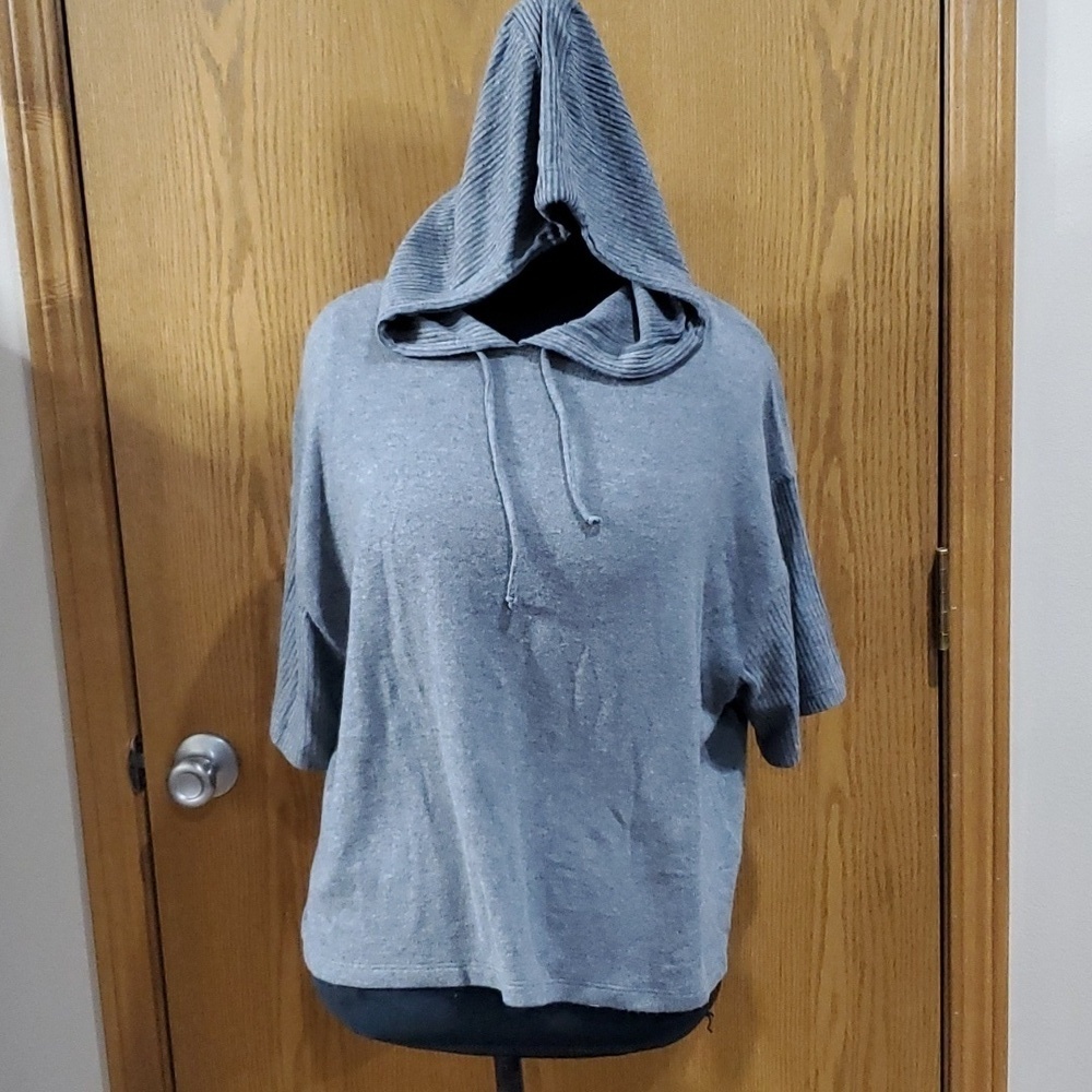 Calme by johnny was  soft grey knit short sleeve hooded lightweight sweater